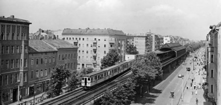 Berlin, Juni 1960: Blick in die Schönhauser Allee mit Hochbahnho...