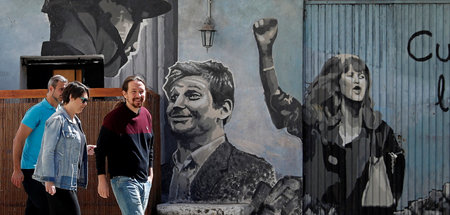 Podemos-Chef Pablo Iglesias (r.) macht die Sozialdemokraten für ... Podemos-Chef Pablo Iglesias (r.) macht die Sozialdemokraten für ...
