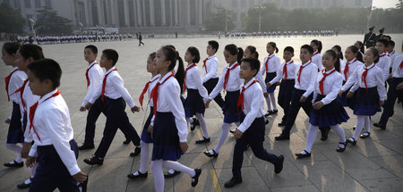 Junge Pioniere am Tag der Märtyrer auf dem Tiananmen-Platz in Be...