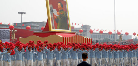 Der »große Steuermann« Mao Zedong: Festlicher Umzug in der chine...