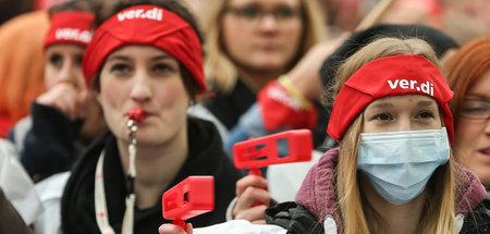 Beschäftigte demonstrieren in Hamburg gegen den Einstellungsstop...