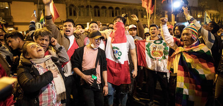 Demonstranten feiern am Montag abend vor dem Kongress in Lima di...