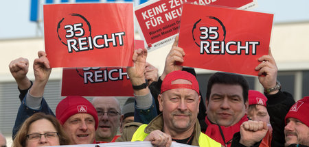 Die Forderung bleibt aktuell: Brandenburger Metaller bei Warnstr...