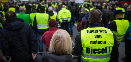 Die französischen »Gelbwesten« protestieren gegen, das Stuttgart...