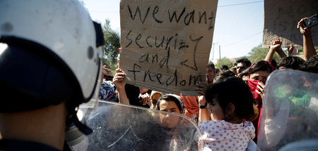 Flüchtlinge riefen bei der Demonstration auf Lesbos »Free us fro