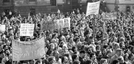 Kundgebung der SED am 11. November 1989 vor dem Dimitroffmuseum ...