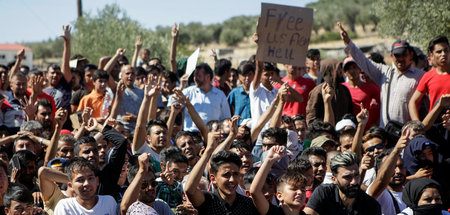 Geflüchtete riefen bei dem Protest am Dienstag auf Lesbos: »Free...