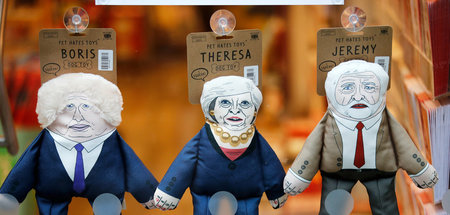 Johnson, May und Corbyn als Hundespielzeuge in einem Haustierges...