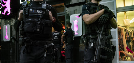 Die Polizei kontrolliert einen gastronomischen Betrieb in Berlin...