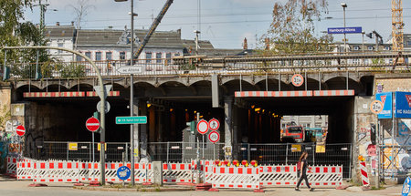 Eine von zahlreichen Dauerbaustellen ist die Bahntrasse über dem...