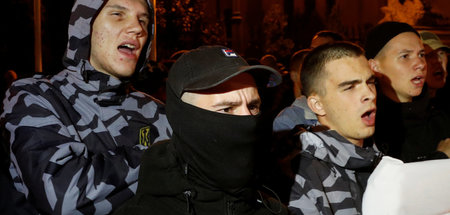 Junge ukrainische Faschisten in Kiew am Dienstag abend Junge ukrainische Faschisten in Kiew am Dienstag abend