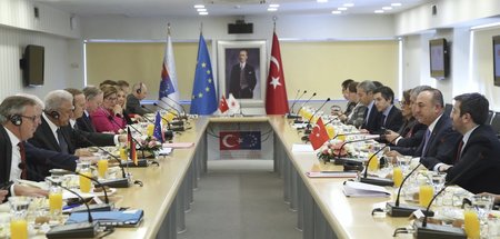 Der türkische Außenminister Mevlut Cavusoglu (2. v. r.) und der ...