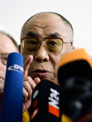 Seine Heiligkeit, der Dalai-Lama, informiert am Montag, den 19. ...