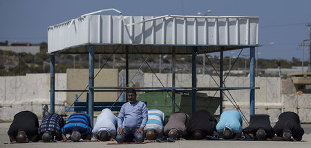 Palästinenser beten 2017 auf der israelischen Seite der Grenze, 
