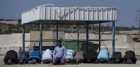Palästinenser beten 2017 auf der israelischen Seite der Grenze,
