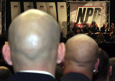 Flotte Frisuren auf dem NPD-Parteitag am 6. November 2006 in Ber...