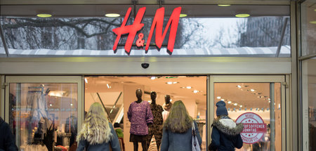 Shopping heißt: Wahllos Klamotten von den Bügeln reißen, hochhal...