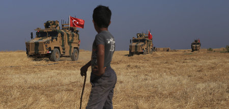 Türkische gepanzerte Fahrzeuge während einer Patrouille auf der ...