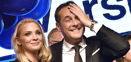 Wir müssen leider draußen bleiben: Philippa Strache (l) und ihr
