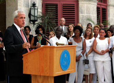 Kubanische Regierungsgegner lauschen dem US-Vertreter Michael Pa...