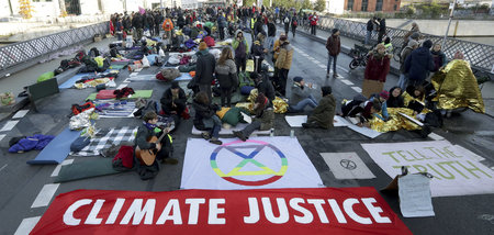 Unter Zeitdruck für Klimagerechtigkeit: Straßenblockade am Mittw...