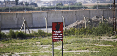 Warnung vor der »verbotenen Zone« an der Grenze zwischen der Tür...