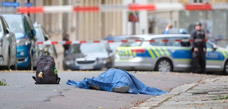 Halle: Eine abgedeckte Leiche liegt in einer Straße. Bei Schüsse