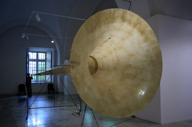 Und wozu? (Oskar Poikans: »Air Column«, 2005) Und wozu? (Oskar Poikans: »Air Column«, 2005)