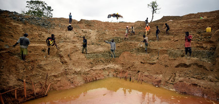Unkontrollierte Suche nach Diamanten: Arbeiter, die in der angre...