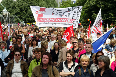 Berlins Erzieherinnen haben von der Kürzungspolitik des Senats d... Berlins Erzieherinnen haben von der Kürzungspolitik des Senats d...