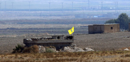 Flagge der kurdischen Selbstverteidigungseinheiten YPG am Donner...