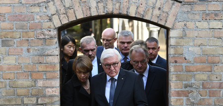 Bundespräsident Frank-Walter Steinmeier (M.), seine Frau Elke Bü...