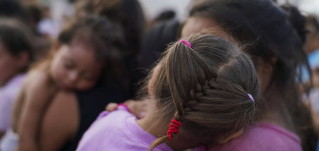 Frauen und Kinder harren in einem Asyllager nahe der internation