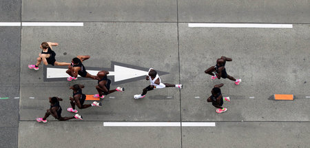 Immer dem Laser nach: Eliud Kipchoge (M.) mit Schrittmacherteam