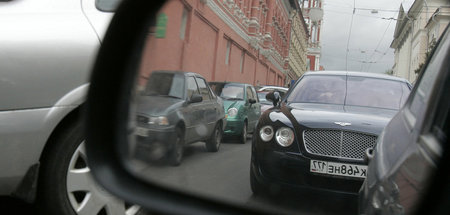Britische Luxuswagen (hier Bentley) sind in der Moskauer Oligarc...