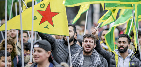 Gegen den türkischen Einmarsch: Teilnehmer der Demonstration am ...