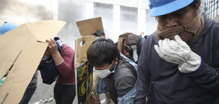 Demonstranten in Quito schützen sich vor Tränengas (12.10.2019)