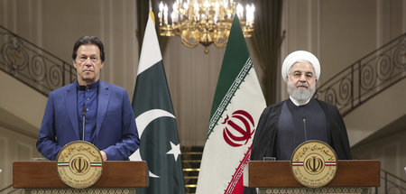 Der Premierminister Pakistans, Imran Khan (l.), und der iranisch...
