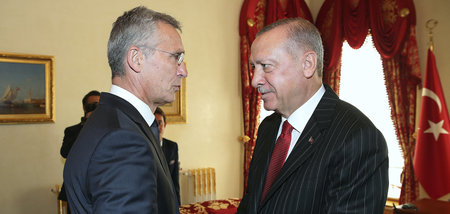 NATO-Generalsekretär Jens Stoltenberg (l.) mit dem türkischen Pr...