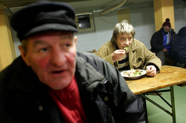 Sollen die doch alleine essen: In den Berliner Armenküchen läßt ...