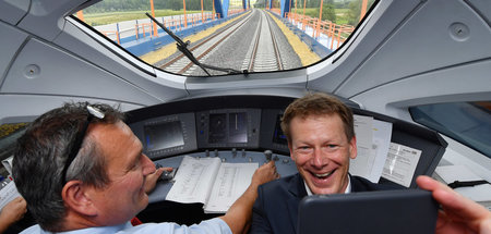 Alles prima? Bahnchef Richard Lutz (r.) kreiert Selbstbildnis pe... Alles prima? Bahnchef Richard Lutz (r.) kreiert Selbstbildnis pe...