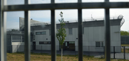 Blick durch ein vergittertes Fenster in der Justizvollzugsanstal... Blick durch ein vergittertes Fenster in der Justizvollzugsanstal...