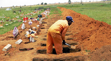 Soweto, Friedhof Avalon: Jeden Samstag werden etwa die 800 Mensc... Soweto, Friedhof Avalon: Jeden Samstag werden etwa die 800 Mensc...
