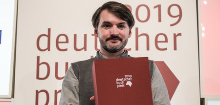 Sasa Stanisic im Kaisersaal des Frankfurter Römers mit seiner Ur