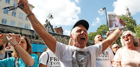 Anhänger von Christopher Yaxley-Lennon alias Tommy Robinson prot...