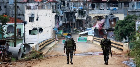 Wo das Kriegsrecht herrscht. Philippinisches Militär vor zerstör...