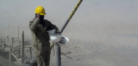 Weltgrößte bekannte Lithiumlagerstätte: Arbeiter am Uyuni-Salzse...