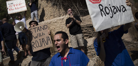 Demonstranten vor der türkischen Botschaft in Tel Aviv fordern a...