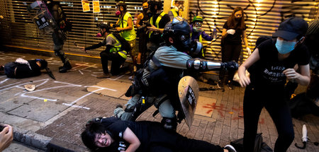 Realität an jeder Ecke: Schlägereien zwischen Hongkonger Polizis...