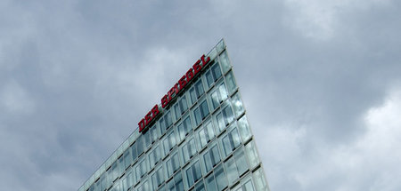 Dunkle Wolken überm Spiegel-Palast in Hamburg. Das Nachrichtenma...